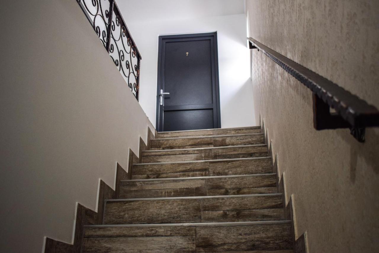 B House Rooms Яссы Экстерьер фото